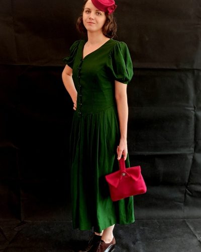 Lata 30. – sukienka w butelkowej zieleni